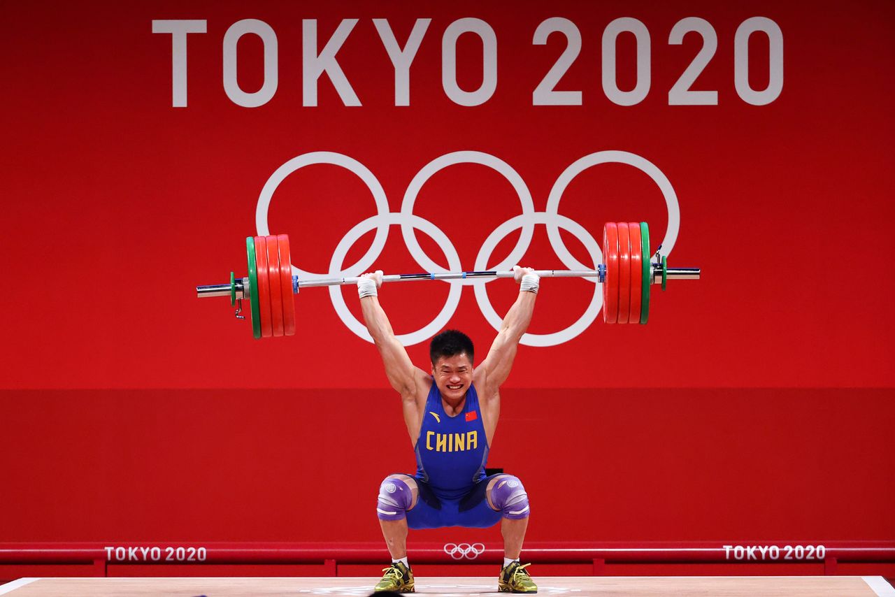 الصيني ليو شياوجون خلال منافسات رفع الأثقال بأولمبياد طوكيو 2020 يوم السبت.تصوير: إدجارد جاريدو - رويترز.