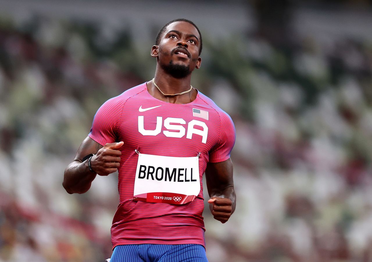 الأمريكي تريفون برومل بعد انتهاء التصفيات المؤهلة لنهائي سباق 100 متر في أولمبياد طوكيو يوم السبت. صورة لرويترز.