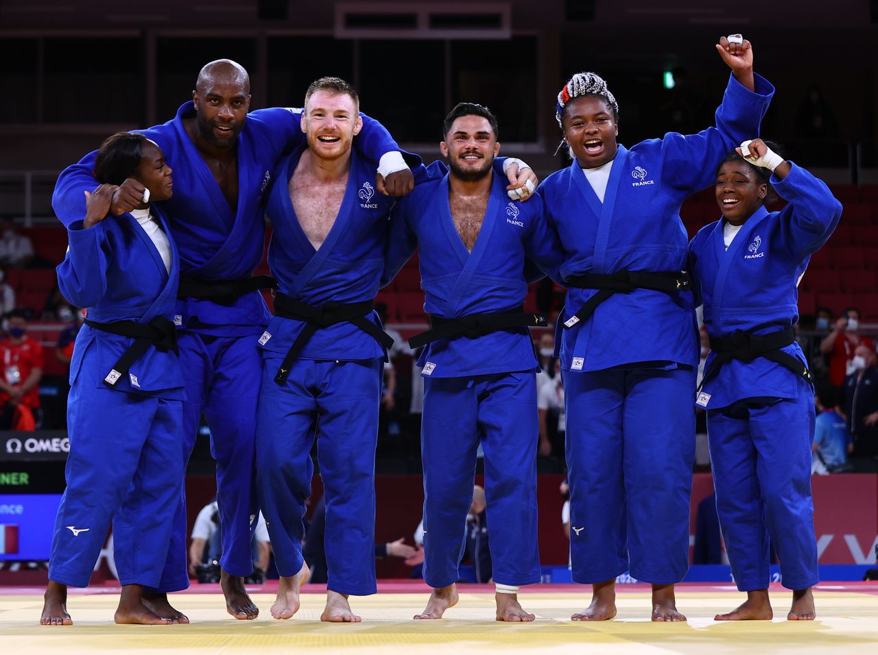 الفريق الفرنسي يحتفل بفوزه بذهبية في الجودو خلال منافسات أولمبياد طوكيو 2020 يوم السبت. تصوير: سيرجيو بيريز - رويترز.