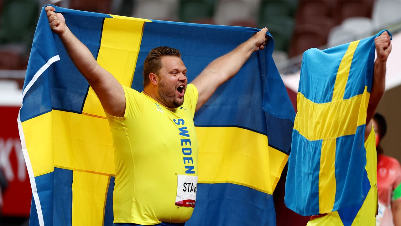 السويدي دانييل ستول يحتفل بفوزه بذهبية رمي القرص للرجال ضمن منافسات ألعاب القوى بأولمبياد طوكيو يوم السبت. تصوير: كاي فافنباخ - رويترز.