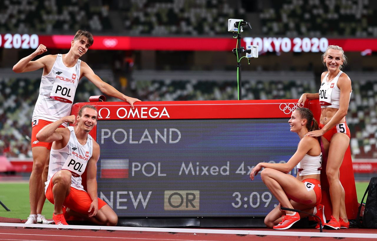 الفريق البولندي يحتفل بفوزه بذهبية سباق التتابع المختلط أربعة في 400 متر ضمن منافسات ألعاب القوى بأولمبياد طوكيو 2020 يوم السبت. تصوير: لوسي نيكلسون - رويترز.