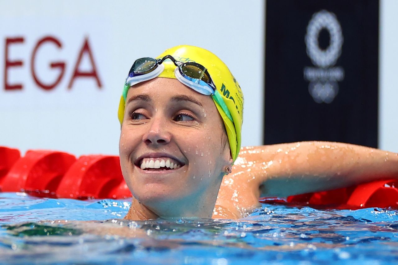 الأسترالية إيما ماكيون بعد فوزها بذهبية سباق 50 مترا حرة للسيدات في السباحة بأولمبياد طوكيو في طوكيو يوم الأحد. تصوير: ماركو ديوريكا - رويترز