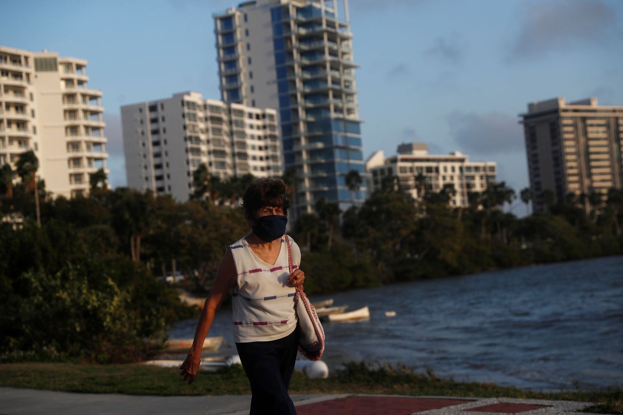 امرأة تضع كمامة في فلوريدا يوم 15 فبراير شباط 2021. تصوير: شانون ستابلتون - رويترز
