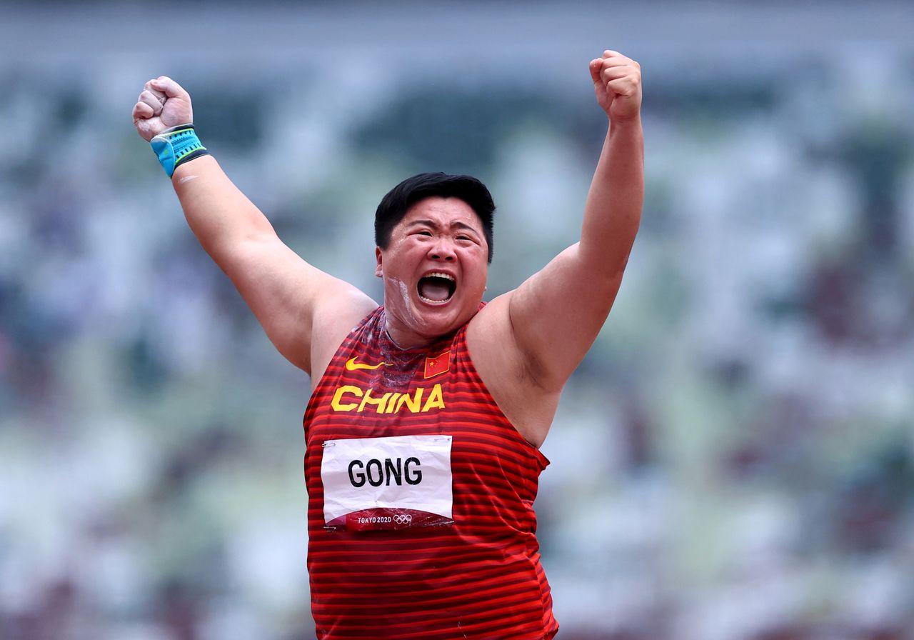 الصينية جونغ لي جياو خلال مشاركتها في منافسات دفع الجلة في أولمبياد طوكيو في طوكيو يوم الأحد. تصوير: أندرو بويرز - رويترز