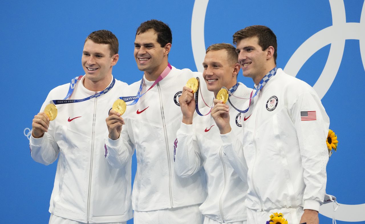 الفريق الأمريكي الفائز بذهبية سباق التتابع أربعة في 100 متر متنوع للرجال في السباحة بأولمبياد طوكيو في طوكيو يوم الأحد. صورة لرويترز من يو.إس.إيه توداي سبورتس.