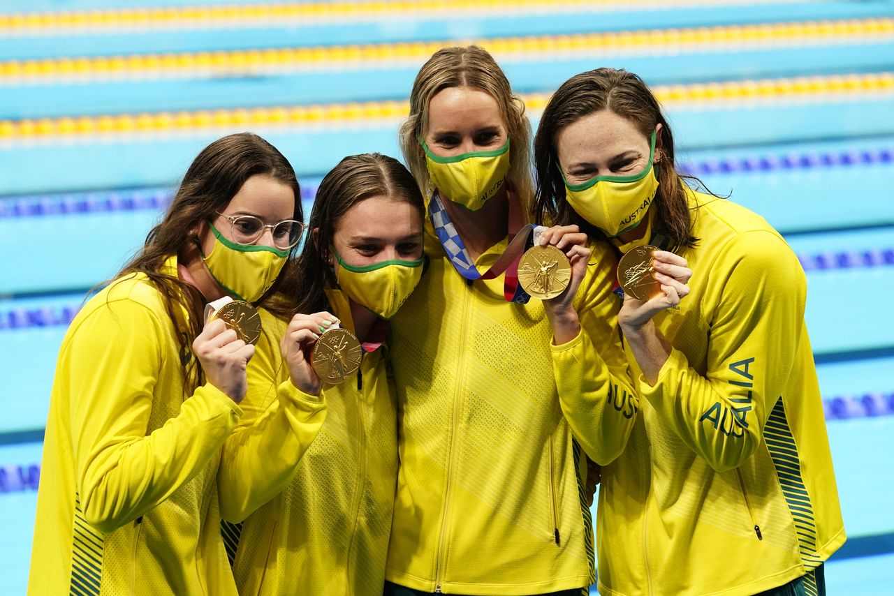 الفريق الأسترالي الفائز بذهبية سباق التتابع أربعة في 100 متر متنوع للسيدات في السباحة بأولمبياد طوكيو بطوكيو يوم الأحد. صورة لرويترز من يو.إس.إيه توداي سبورتس.