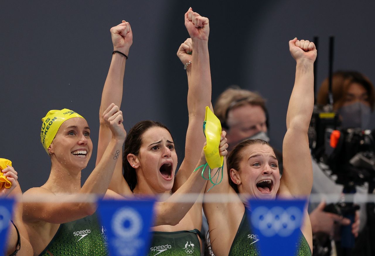 فريق التتابع أربعة في 100 متر متنوع الأسترالي يحتفل بفوزه  بالميدالية الذهبية في منافسات أولمبياد طوكيو في طوكيو يوم الأحد. تصوير: كارل رسيني - رويترز