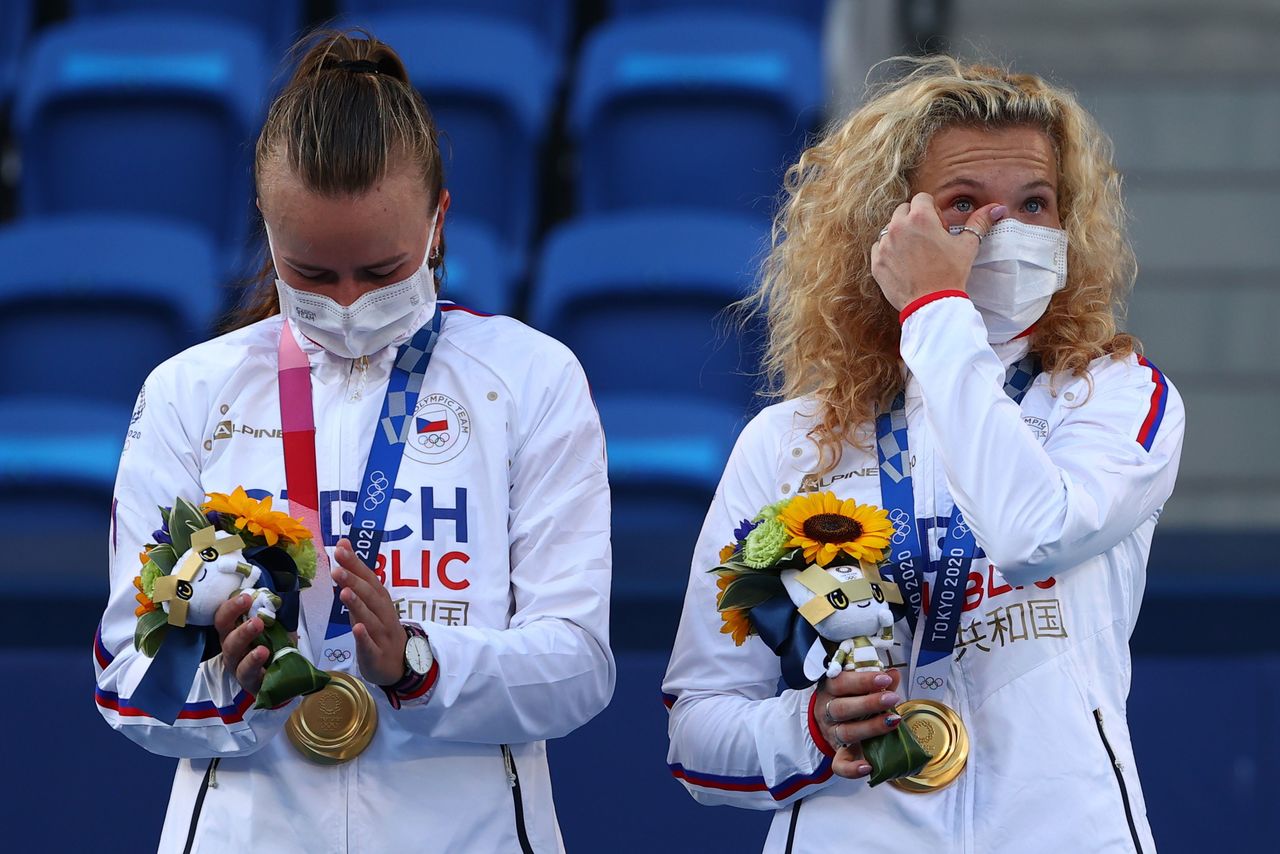 التشيكيتان باربورا كريتشيكوفا وكاترينا سينياكوفا بعد الفوز بذهبية منافسات زوجي السيدات للتنس في أولمبياد طوكيو يوم الأحد. تصوير: ستويان نينوف - رويترز.