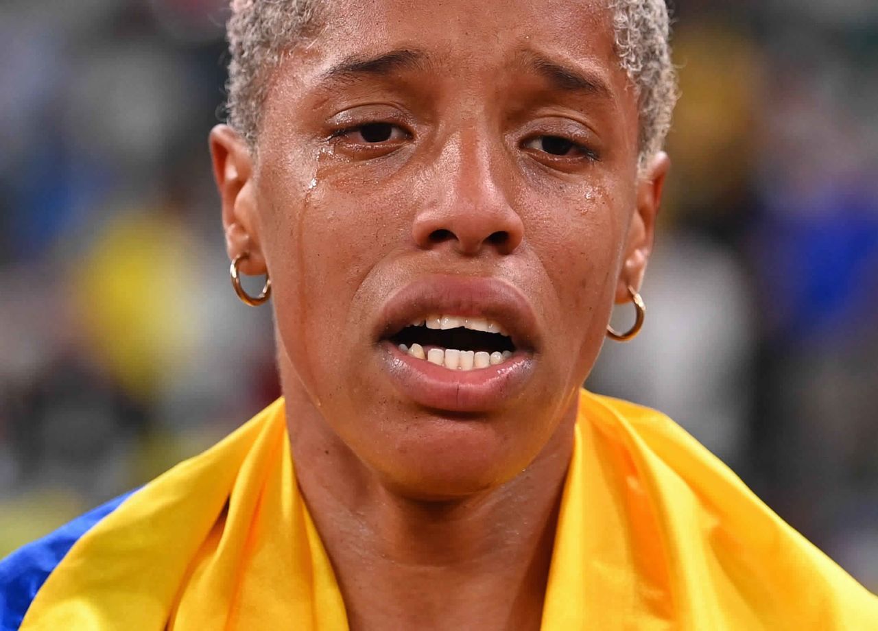 الفنزويلية يوليمار روخاس تبكي عقب فوزها بذهبية الوثب الثلاثي للسيدات في أولمبياد طوكيو يوم الأحد. تصوير: رويترز