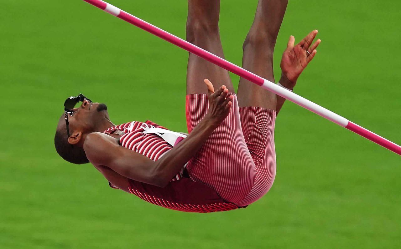 القطري معتز برشم خلال مشاركته في منافسات القفز العالي بألعاب القوى في أولمبياد طوكيو يوم الأحد. تصوير:رويترز.