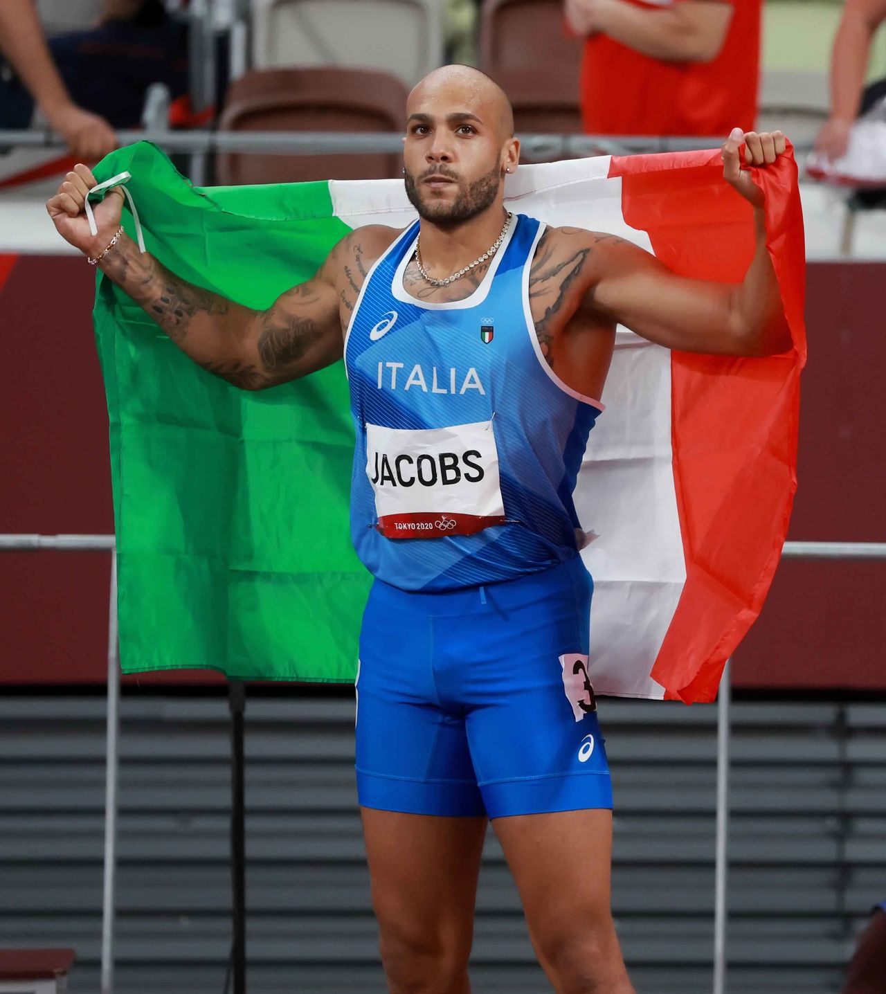 الإيطالي لامونت مارسيل يحتفل بالفوز بذهبية سباق 100 متر عدوا للرجال بأولمبياد طوكيو يوم الأحد. تصوير: رويترز.