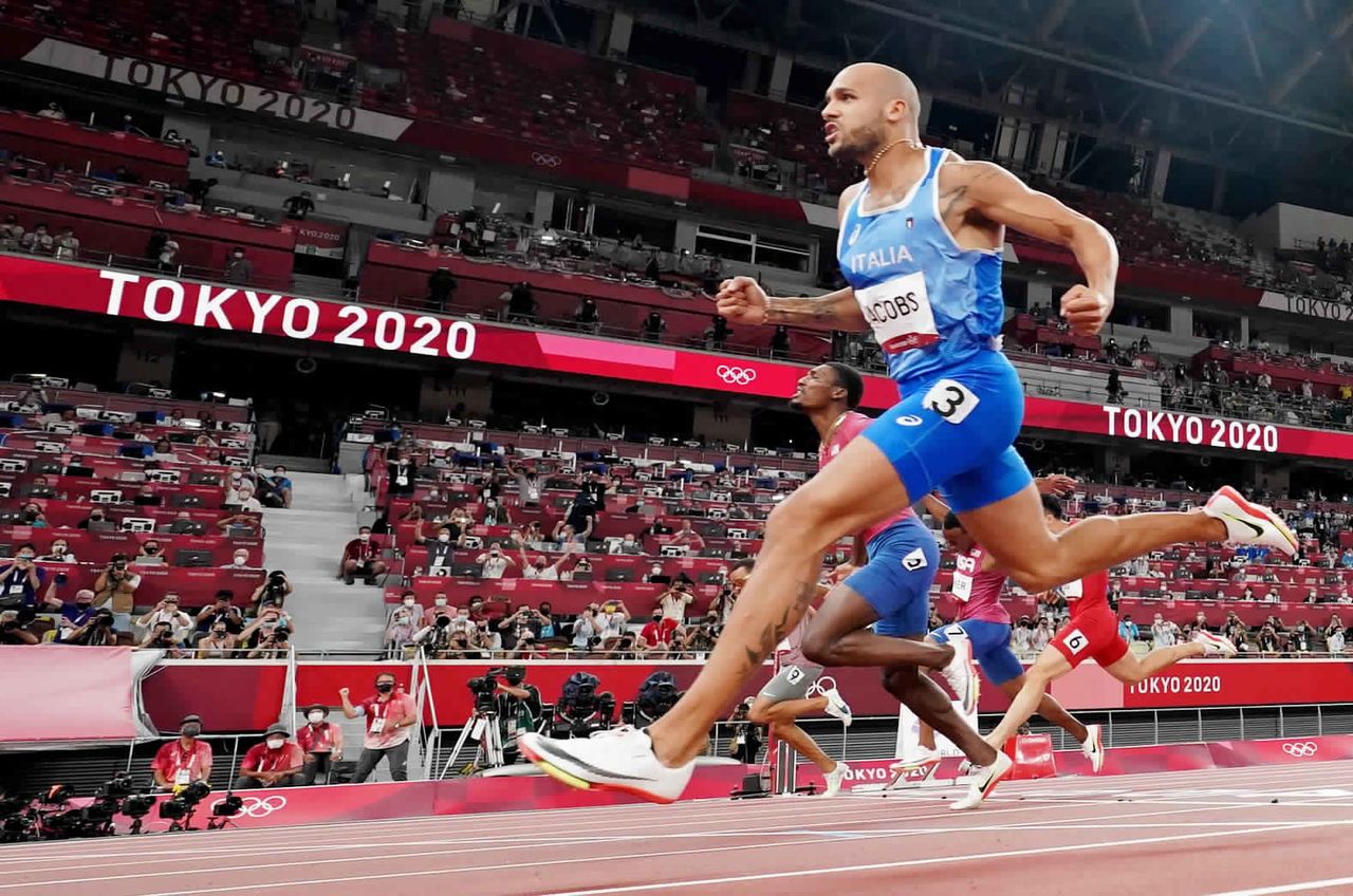الإيطالي لامونت مارسيل يجتاز خط النهاية في سباق 100 متر عدوا للرجال بأولمبياد طوكيو يوم الأحد. تصوير: رويترز.