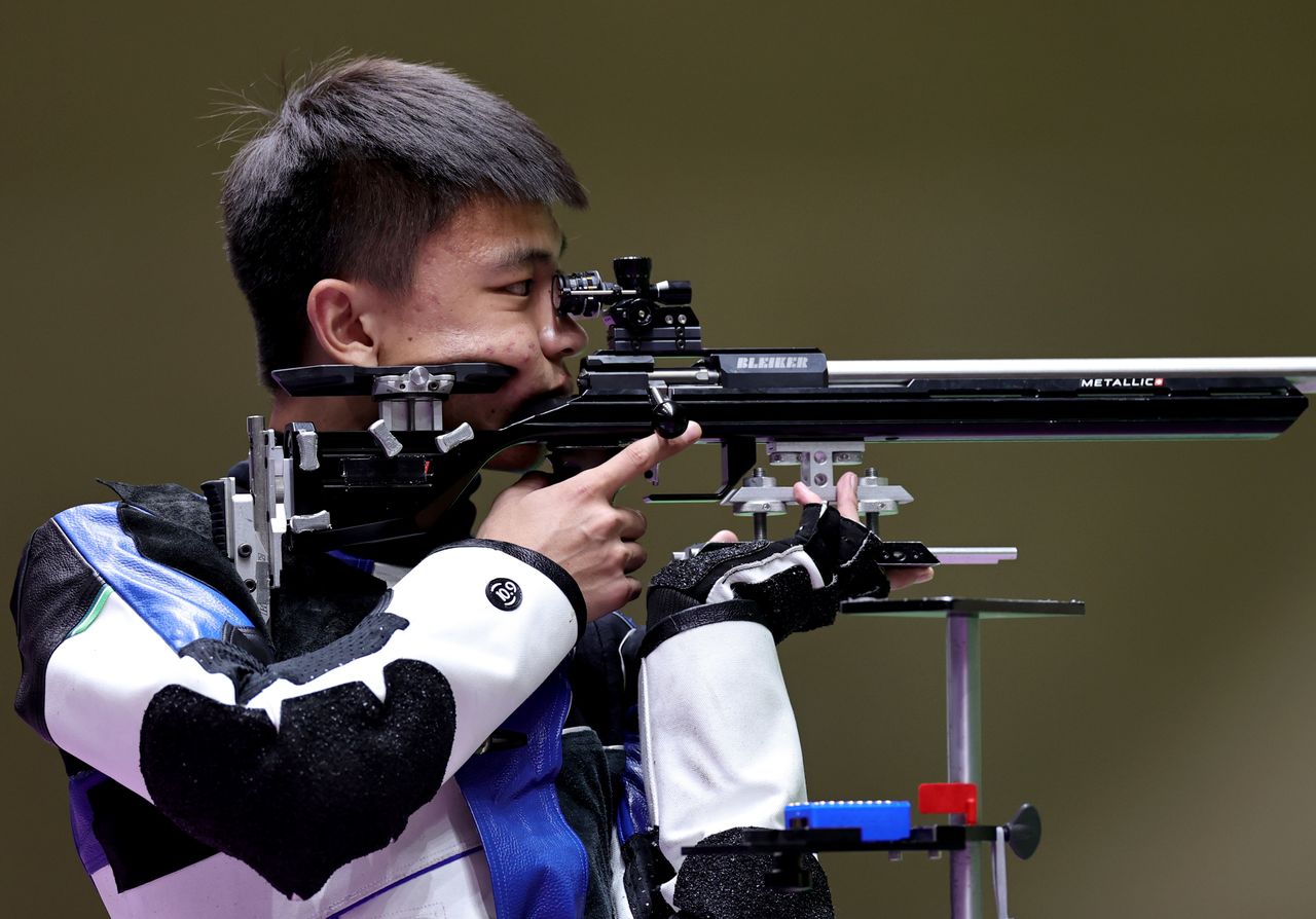 الصيني تشانغ شانغهونغ خلال المشاركة في منافسة الرماية بالبندقية من ثلاثة أوضاع من مسافة 50 مترا للرجال في أولمبياد طوكيو يوم الاثنين. تصوير: آن وانج - رويترز.