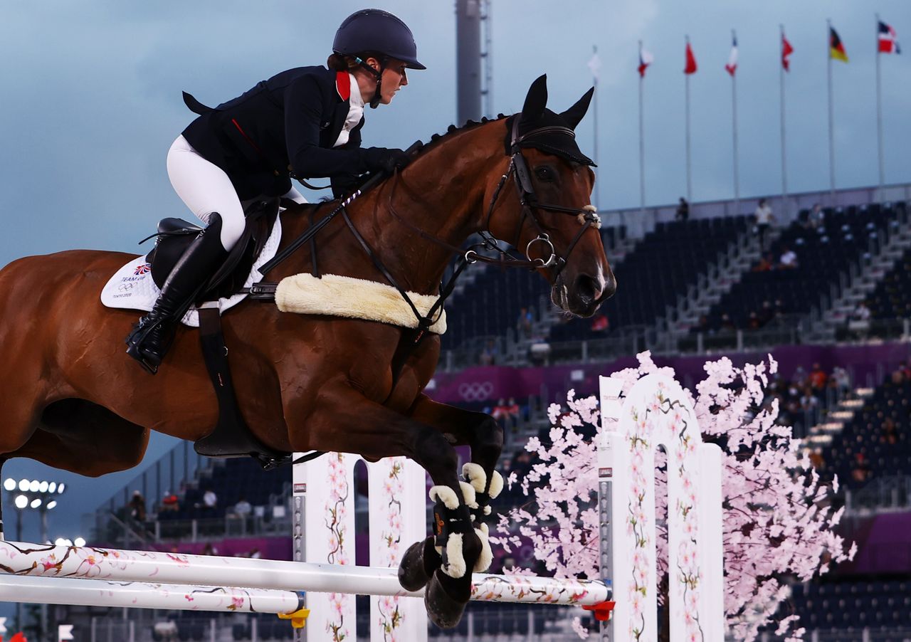 البريطانية لورا كوليت خلال المشاركة في منافسات الفروسية في أولمبياد طوكيو يوم الاثنين. تصوير: أليكس قنسطنطينيديس - رويترز.