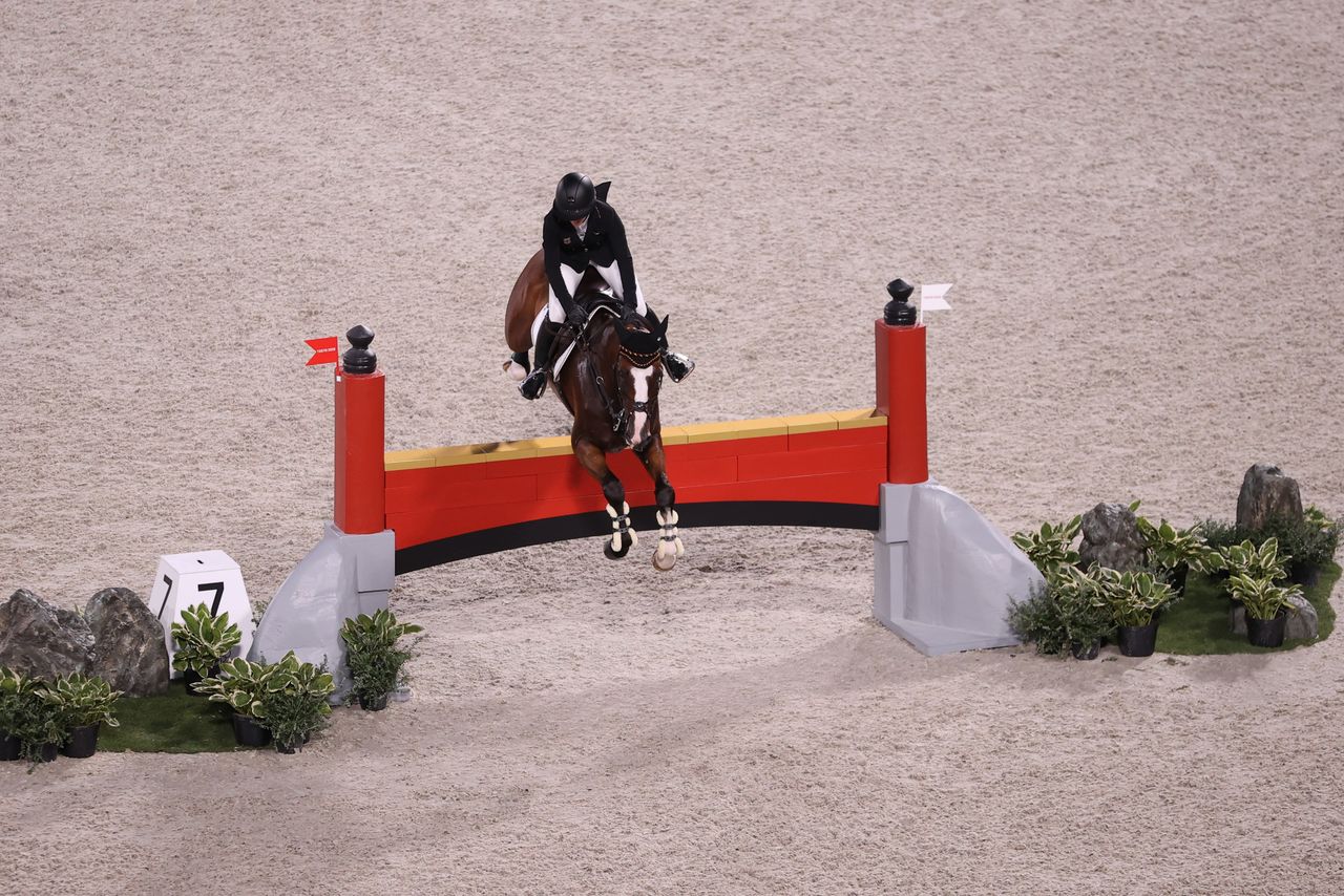 الألمانية يوليا كرايفسكي على صهوة الحصان أماند دي بنفيل أثناء المشاركة في منافسات الفروسية في ألعاب طوكيو يوم الاثنين. تصوير: مولي دارلنجتون - رويترز.