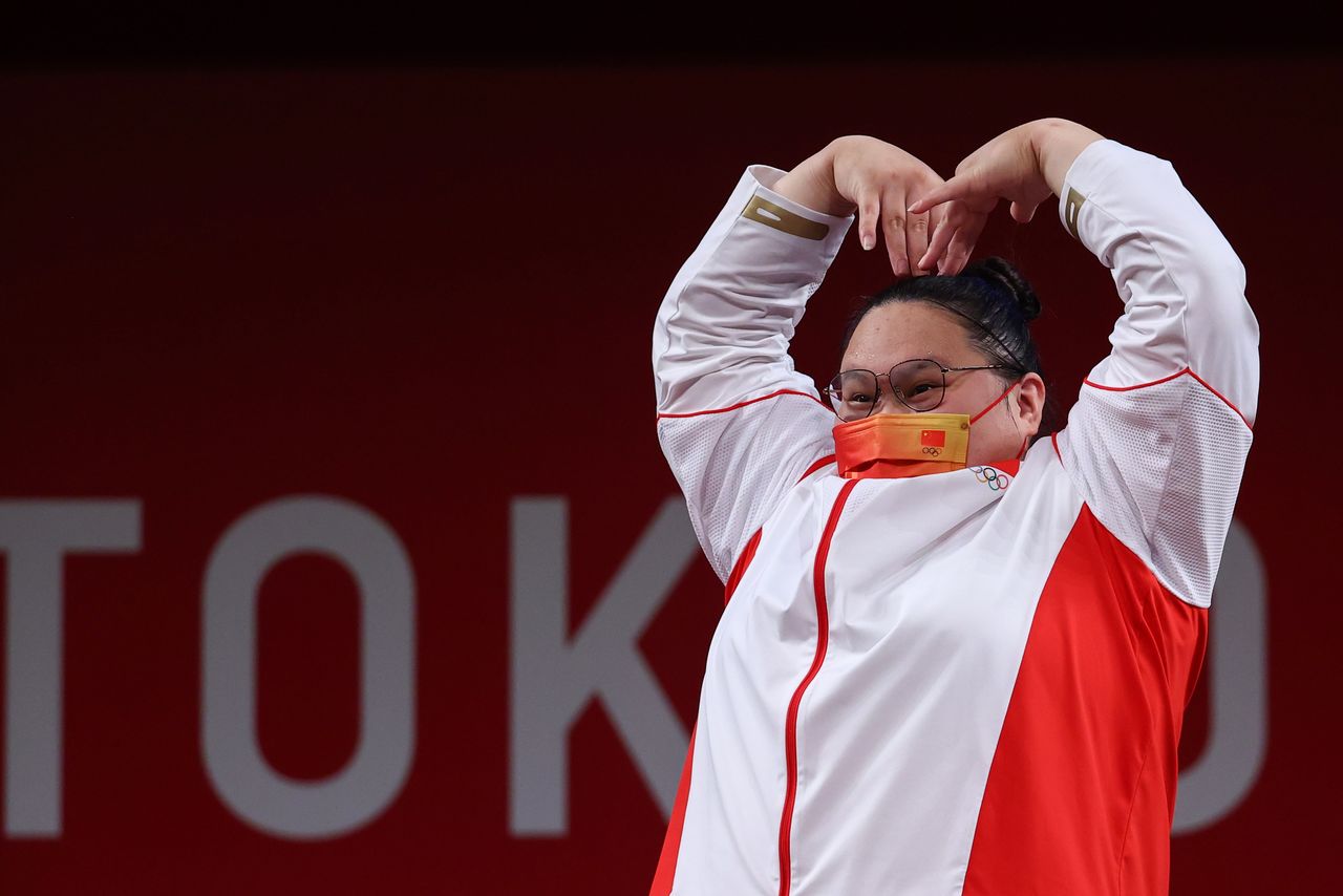 الصينية لي وينوين بعدما فازت بذهبية وزن فوق 87 كيلوجراما في منافسات رفع الأثقال للسيدات في ألعاب طوكيو يوم الاثنين. تصوير: إدجار جاريدو - رويترز.