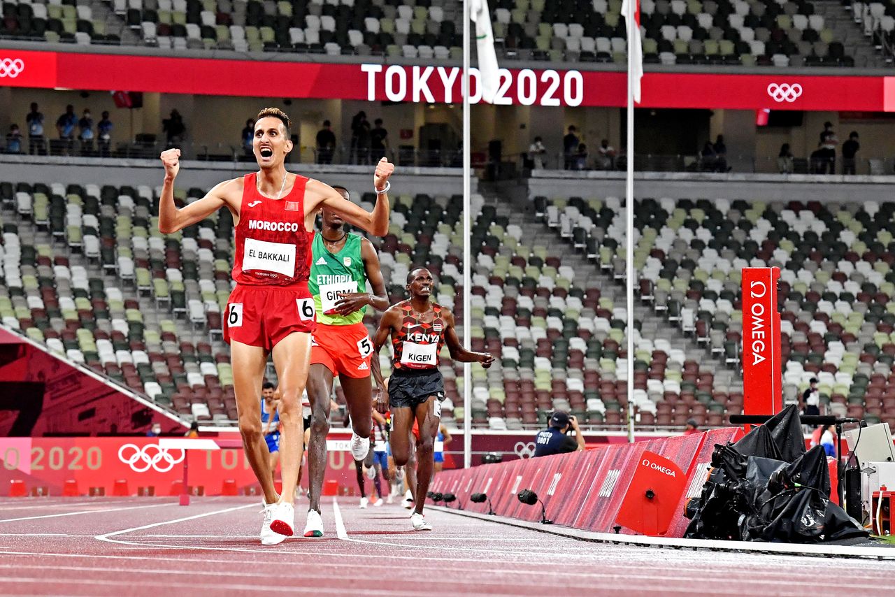 المغربي سفيان البقالي يحتفل بفوزه بذهبية سباق ثلاثة آلاف متر موانع في في ألعاب القوى بأولمبياد طوكيو 2020 يوم الاثنين. صورة حصلت عليها رويترز من يو.إس.إيه توداي سبورتس.