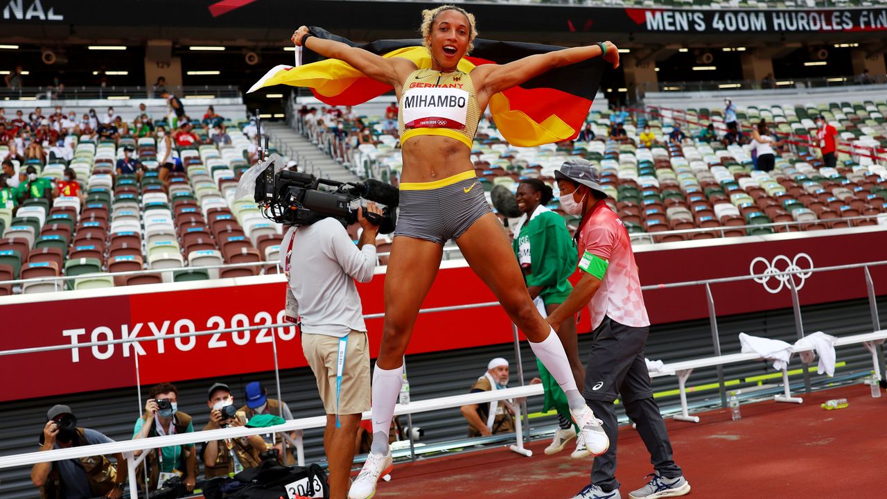 الألمانية مالايكا ميهامبو تحتفل بفوزها بذهبية الوثب الطويل للسيدات في ألعاب القوى بأولمبياد طوكيو 2020 يوم الثلاثاء. تصوير: كاي فافنباخ - رويترز.