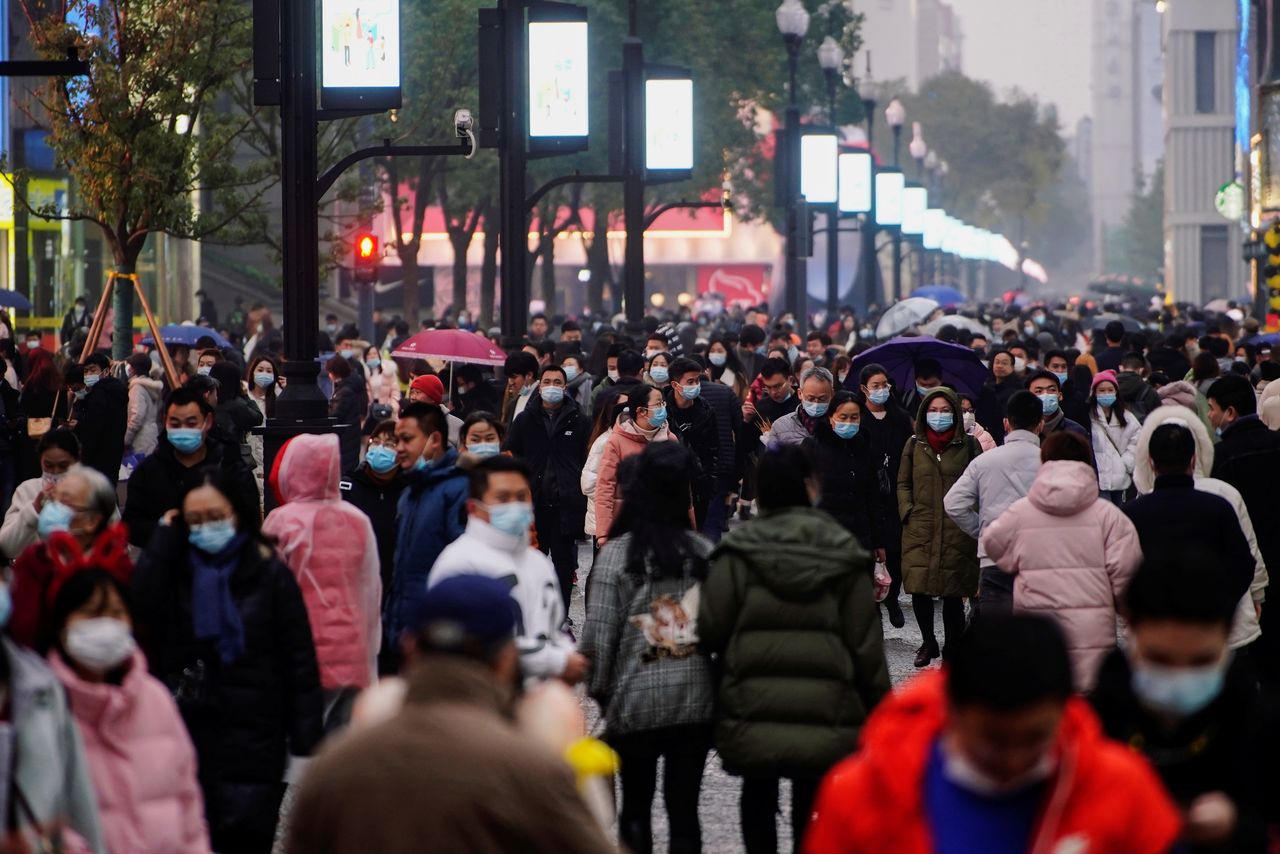 أشخاص يضعون كمامات للوقاية من فيروس كورونا في مدينة ووهان الصينية يوم السادس من ديسمبر كانون الأول 2020. تصوير: آلي سونغ - رويترز.