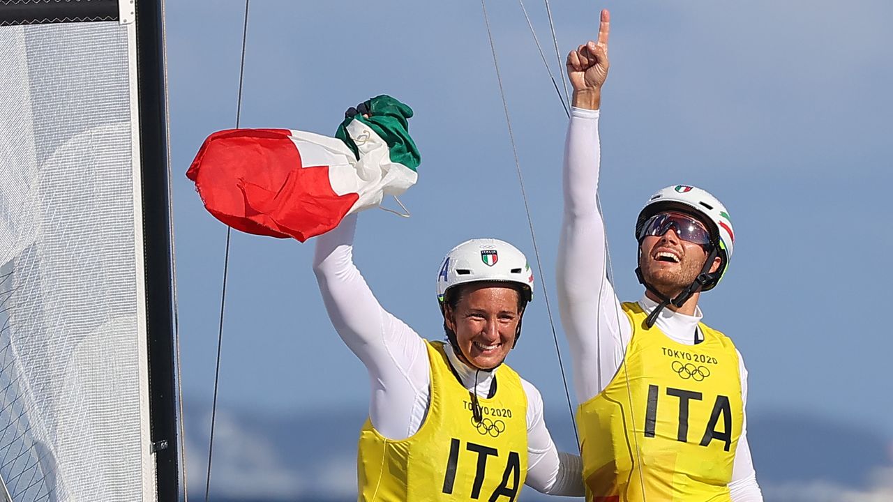 الثنائي الإيطالي روجيرو تيتا وكاترينا بانتي يحتفلان بالفوز بسباق الشراع فئة ناكرا 17 المختلط في أولمبياد طوكيو يوم الثلاثاء. رويترز
