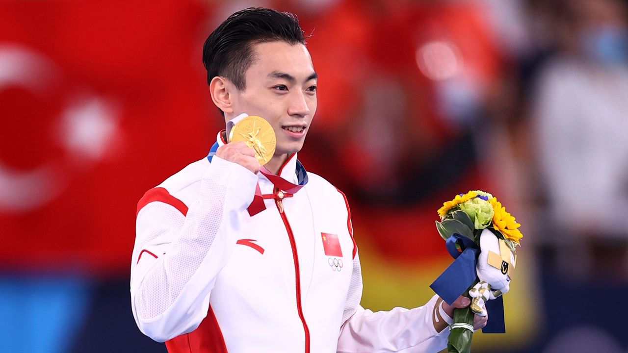 الصيني تشو جينغ يوان يتوج بذهبية مسابقة المتوازيين في منافسات الجمباز للرجال في ألعاب طوكيو يوم الثلاثاء. رويترز