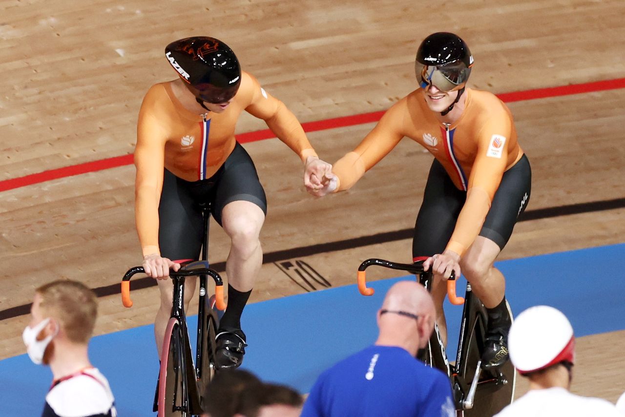 الفريق الهولندي للدراجات على المضمار أثناء مشاركته في أولمبياد طوكيو يوم الثلاثاء. رويترز