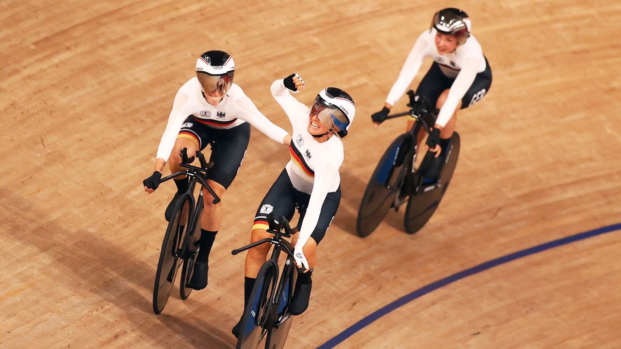 فريق ألمانيا للدراجات على المضمار في أولمبياد طوكيو يوم الثلاثاء. رويترز