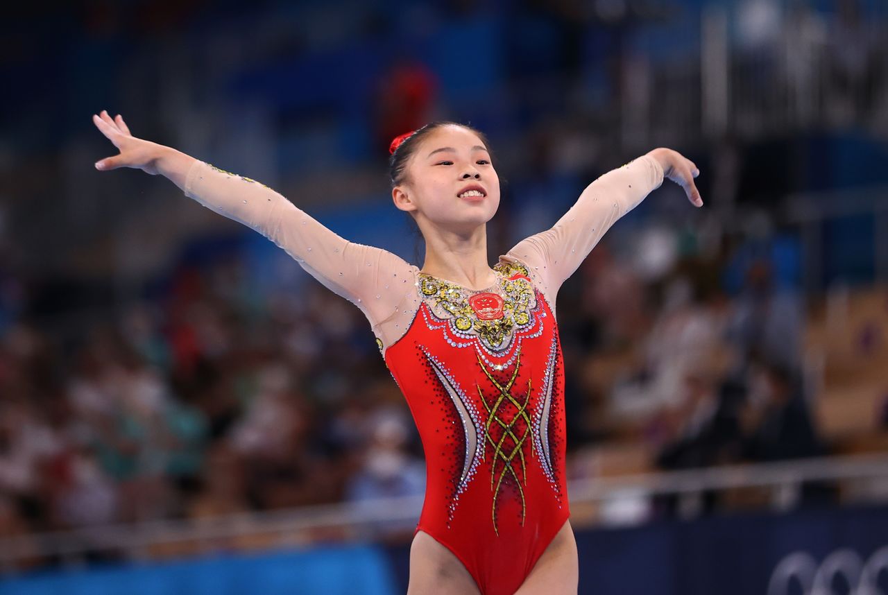 الصينية قوان تشينتشين أثناء مشاركتها في سباق عارضة التوازن للسيدات ضمن منافسات الجمباز بأولمبياد طوكيو يوم الثلاثاء. رويترز