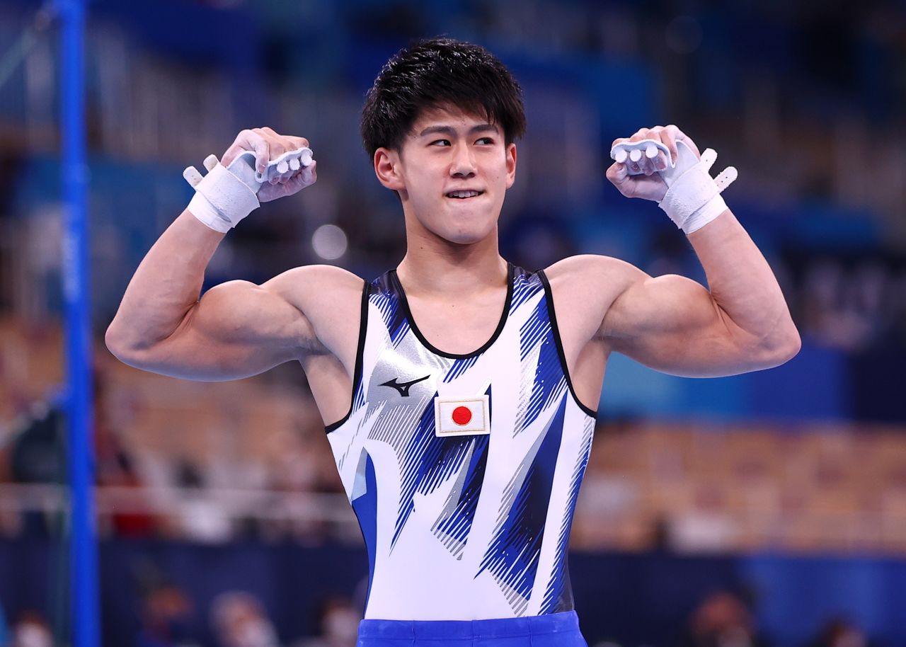 الياباني دايكي هاشيموتو  الفائز بذهبية العقلة في منافسات الجمباز بدورة ألعاب طوكيو يوم الثلاثاء. رويترز