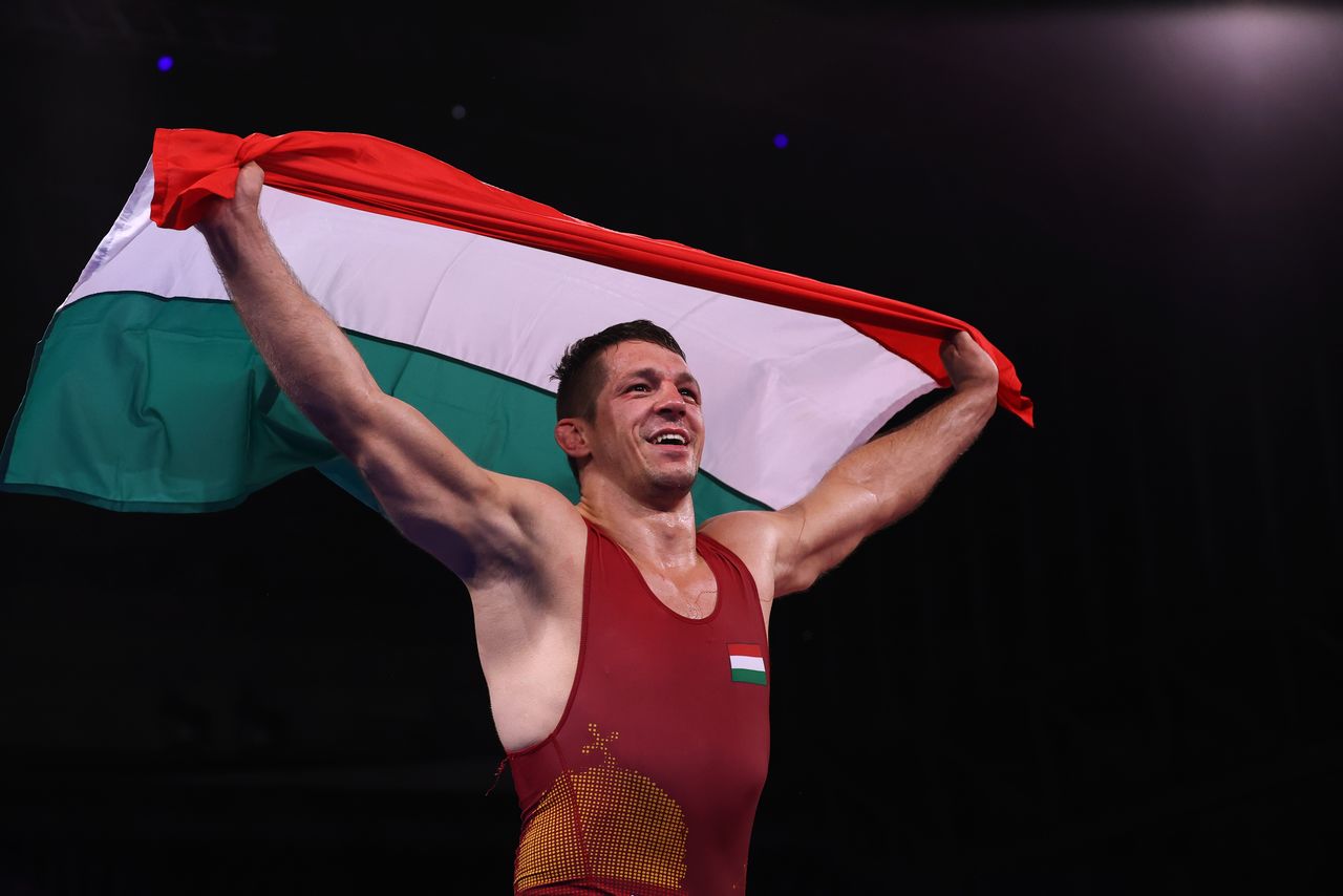 تاماش لورينتس من المجر يحتفل بتحقيق الميدالية الذهبية في المصارعة الرومانية للرجال وزن الوسط في أولمبياد طوكيو يوم الثلاثاء. رويترز
