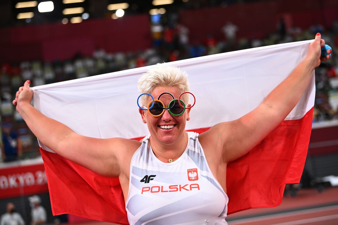 البولندية أنيتا فودارتشيك ترفع علم بلادها بعد الفوز بذهبية الإطاحة بالطرقة في اولبياد طوكيو يوم الثلاثاء. رويترز