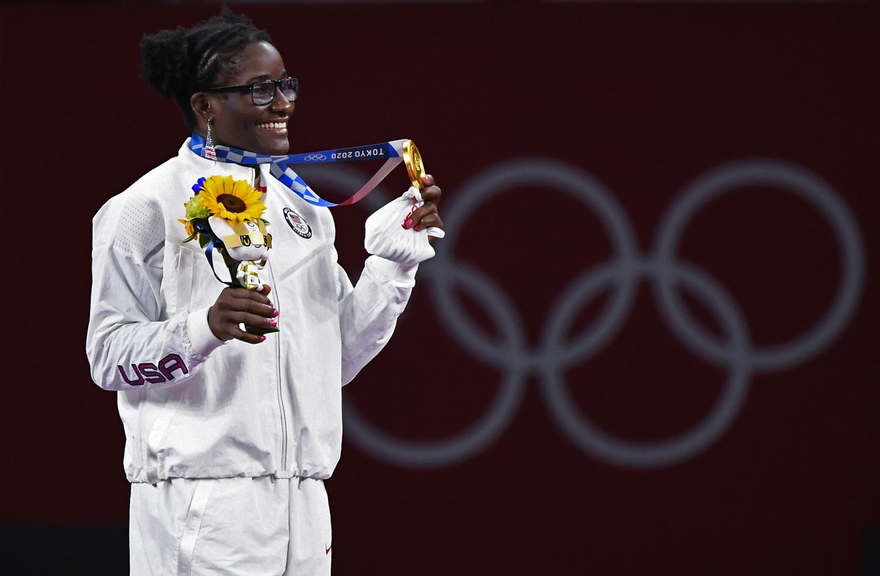 الأمريكية تاميرا مينساه-ستوك تتوج بذهبية وزن خفيف الثقيل في المصارعة الحرة للسيدات في أولمبياد طوكيو يوم الثلاثاء. رويترز