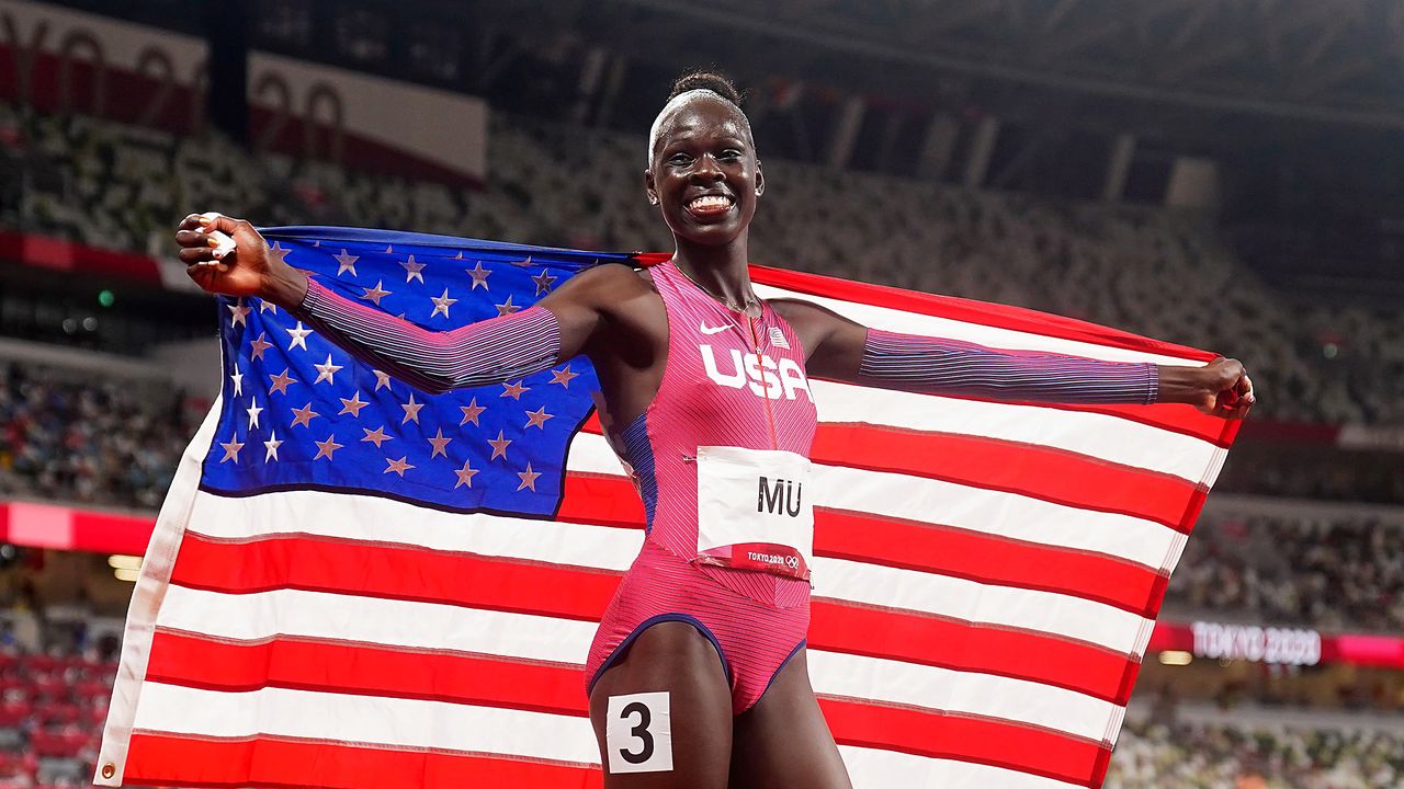 العداءة الأمريكية أثينج مو ترفع علم بلدها في أولمبياد طوكيو بعد الفوز بذهبية سباق 800 متر للسيدات يوم الثلاثاء. رويترز