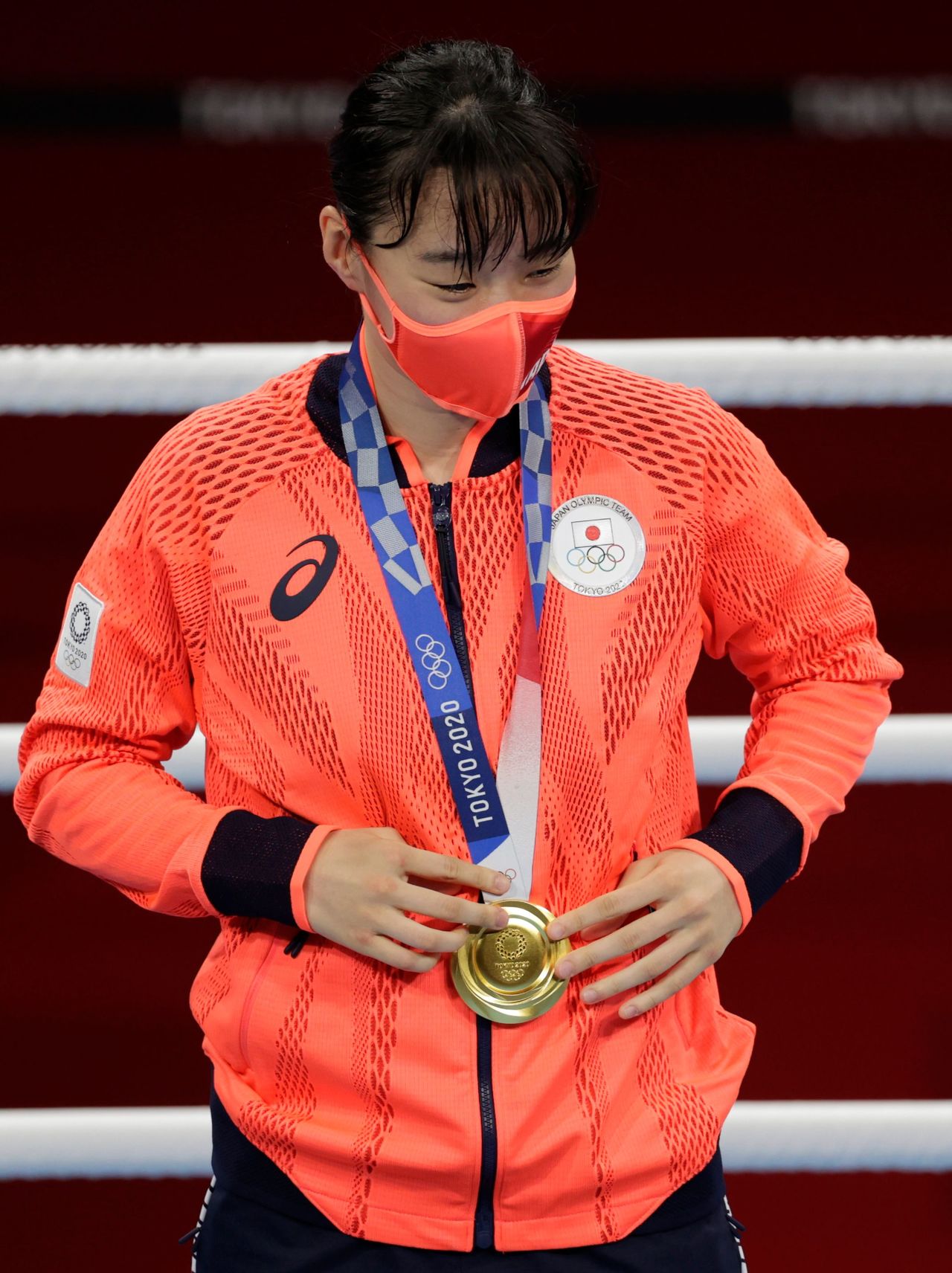 اليابانية سينا إيري بعد فوزها ببذهبية وزن الريشة في الملاكمة بأولمبياد طوكيو 2020 يوم الثلاثاء. تصوير: كارل ريسين - رويترز.