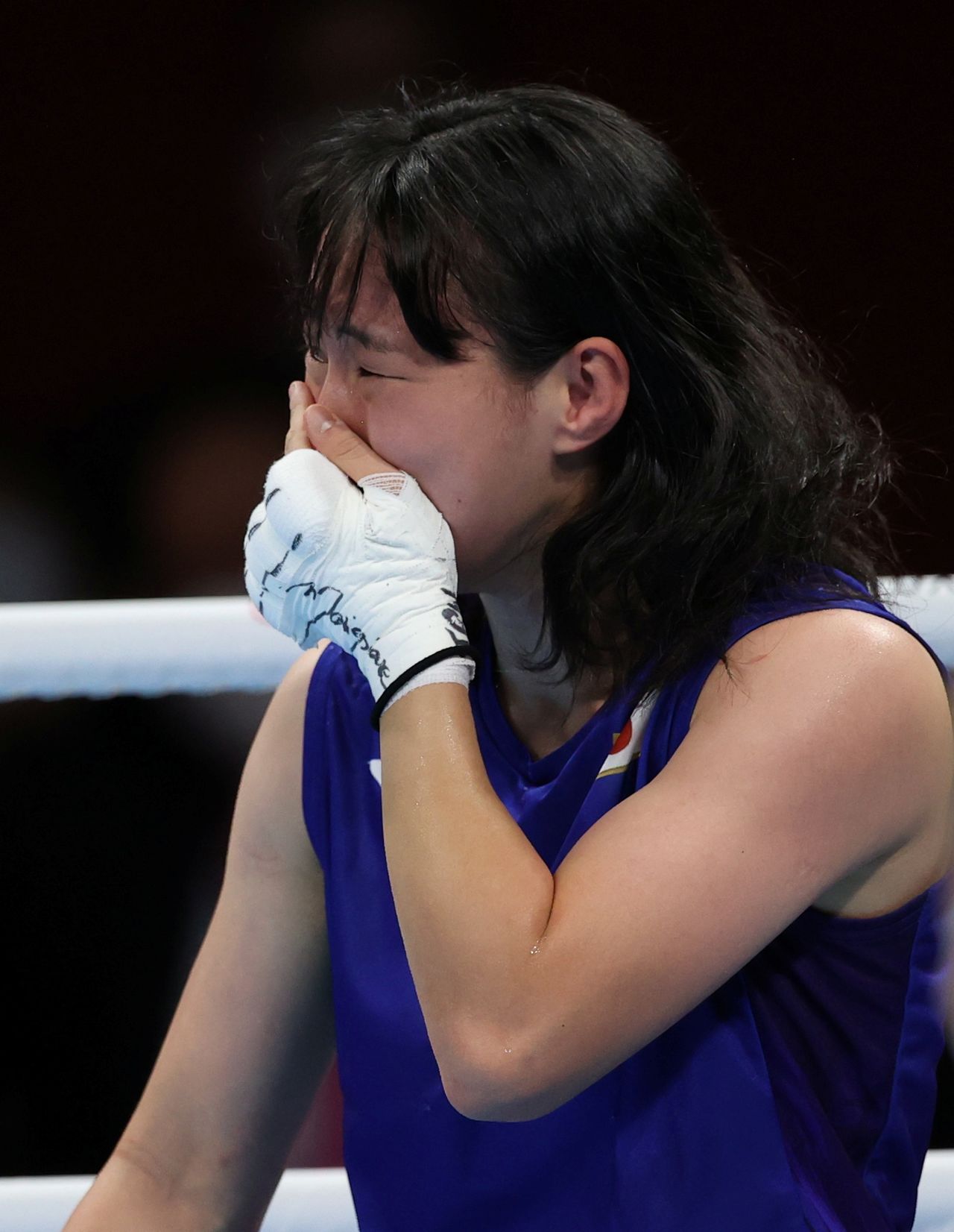اليابانية سينا إيري تبكي بعد فوزها بذهبية وزن الريشة في الملاكمة بأولمبياد طوكيو 2020 يوم الثلاثاء. تصوير: كارل ريسين - رويترز.