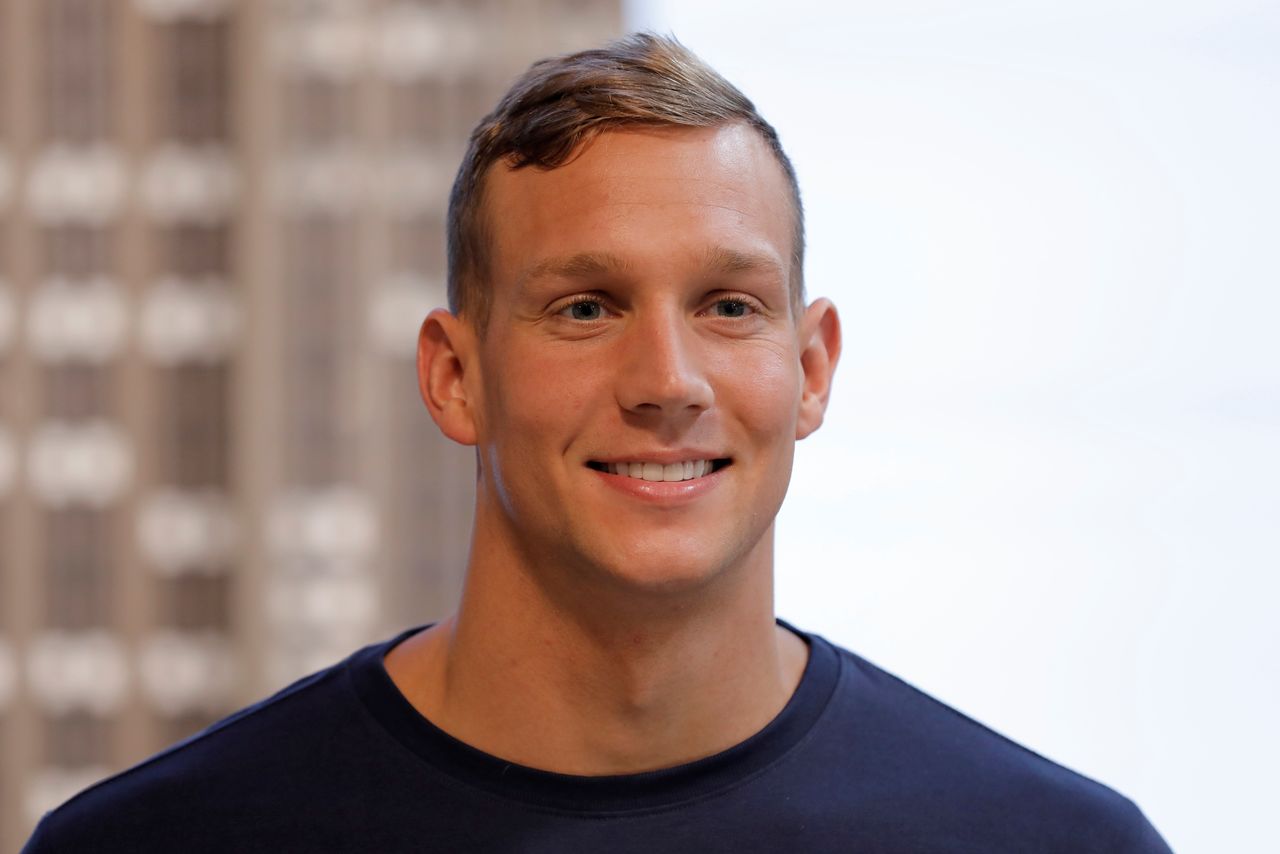 السباح كاليب دريسل في مانهاتن يوم الثلاثاء. تصوير: اندرو كيلي - رويترز.