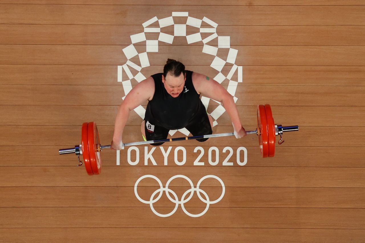 أولمبياد طوكيو 2020 - رفع الأثقال - منافسات وزن 87 كغم سيدات - المجموعة أ - طوكيو، اليابان - 2 أغسطس/ آب 2021. لوريل هوبارد من نيوزيلندا. تصوير: إدجارد جاريدو - رويترز.