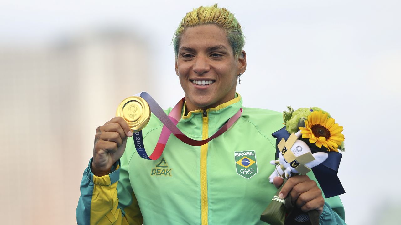 البرازيلية آنا مارسيلا كونيا تحتفل بنيل ذهبية ماراثون السباحة لمسافة عشرة كيلومترات في أولمبياد طوكيو يوم الأربعاء. تصوير: رويترز.