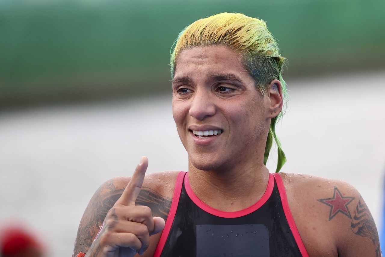 البرازيلية آنا مارسيلا كونيا تحتفل بالفوز بذهبية ماراثون السباحة لمسافة عشرة كيلومترات في أولمبياد طوكيو يوم الأربعاء. تصوير: رويترز.