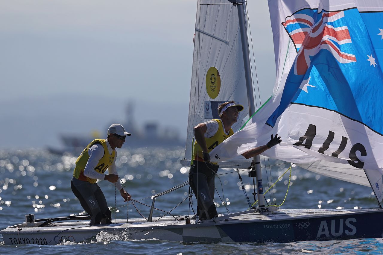الأستراليان ماثيو بيلتشر وويل رايان خلال مشاركتهما في منافسات الشراع فئة 470 للرجال بأولمبياد طوكيو في ميناء إينوشيما لليخوت يوم الأربعاء. تصوير: كارلوس باريا - رويترز