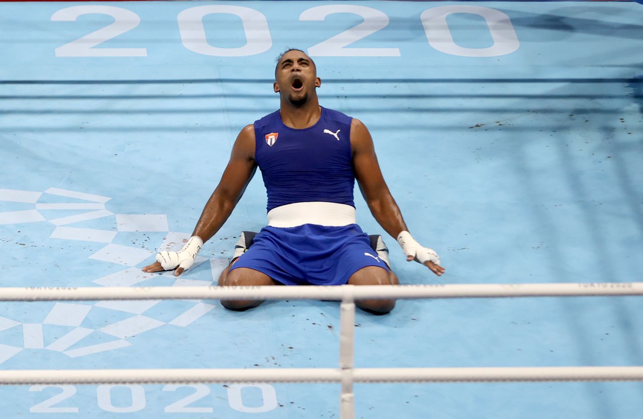 الكوبي أرلين لوبيز بعد فوزه بذهبية وزن خفيف الثقيل في الملاكمة بأولمبياد طوكيو في طوكيو يوم الأربعاء. تصوير: كارل رسيني - رويترز
