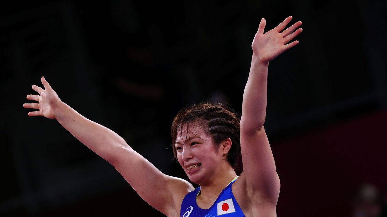 اليابانية يوكاكو كاواي تحتفل بالفوز بذهبية وزن المتوسط في المصارعة الحرة للسيدات في ألعاب طوكيو في مقاطعة تشيبا باليابان يوم الأربعاء. تصوير: ليا ميليس - رويترز.