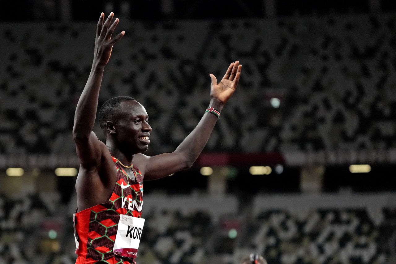 العداء الكيني إيمانويل كورير يحتفل بفوزه بذهبية سباق 800 متر للرجال في أولمبياد طوكيو في طوكيو يوم الأربعاء. صورة لرويترز من يو.إس.إيه توداي سبورتس.