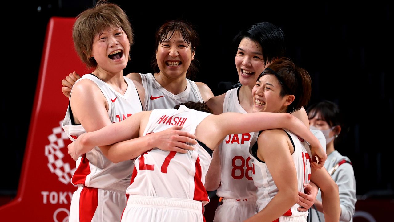 الفريق الياباني لكرة السلة للسيدات يحتفل بالفوز على فريق بلجيكا في أولمبياد طوكيو في سايتاما يوم الأربعاء. تصوير: برايان سنايدر - رويترز.