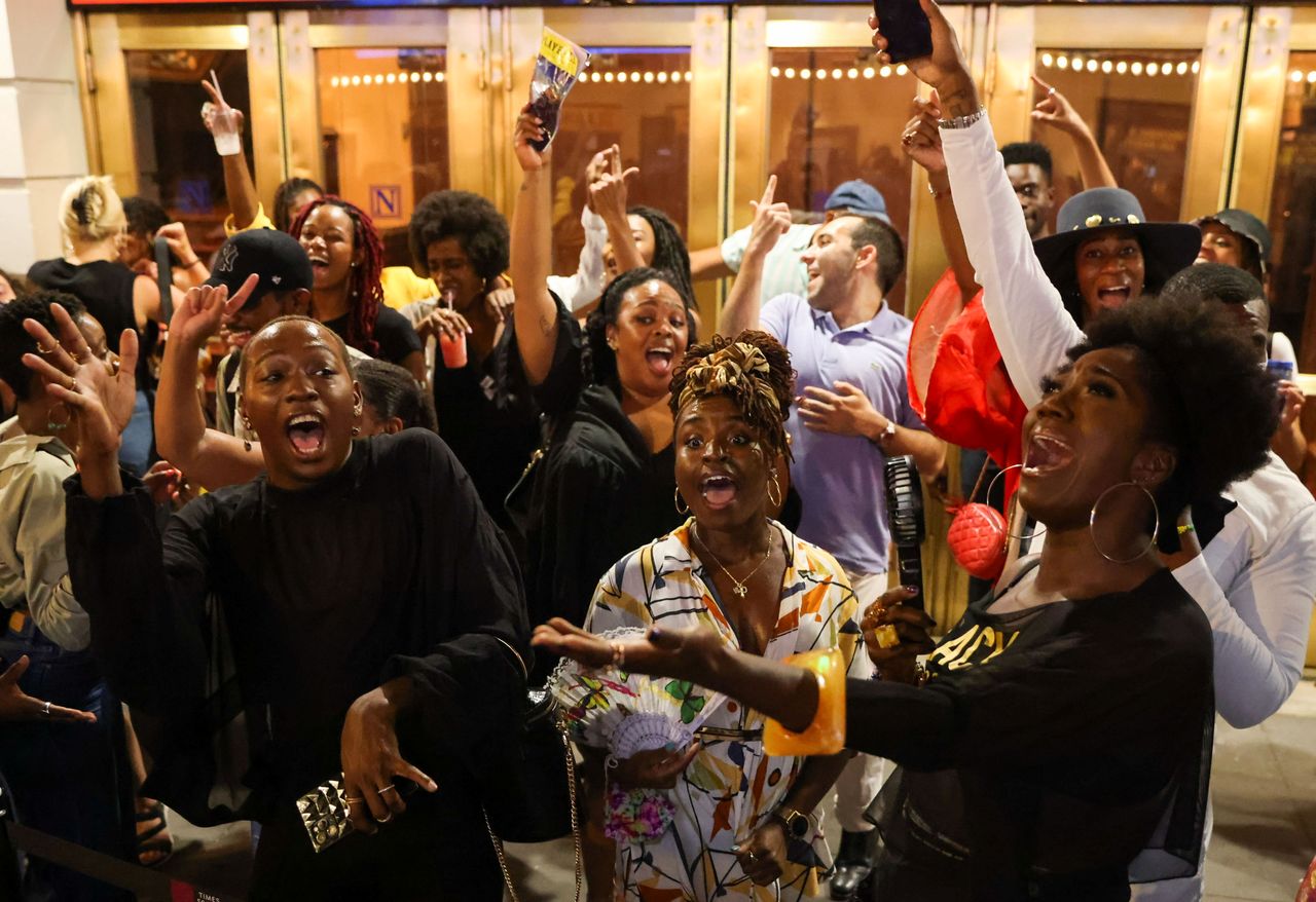 أناس يرقصون بعد حضور ليلة افتتاح عرض مسرحية "باس أوفر" على مسرح أوجست ويلسون في نيويورك سيتي ليل الأربعاء. تصوير: كيتلين أوكس - رويترز.