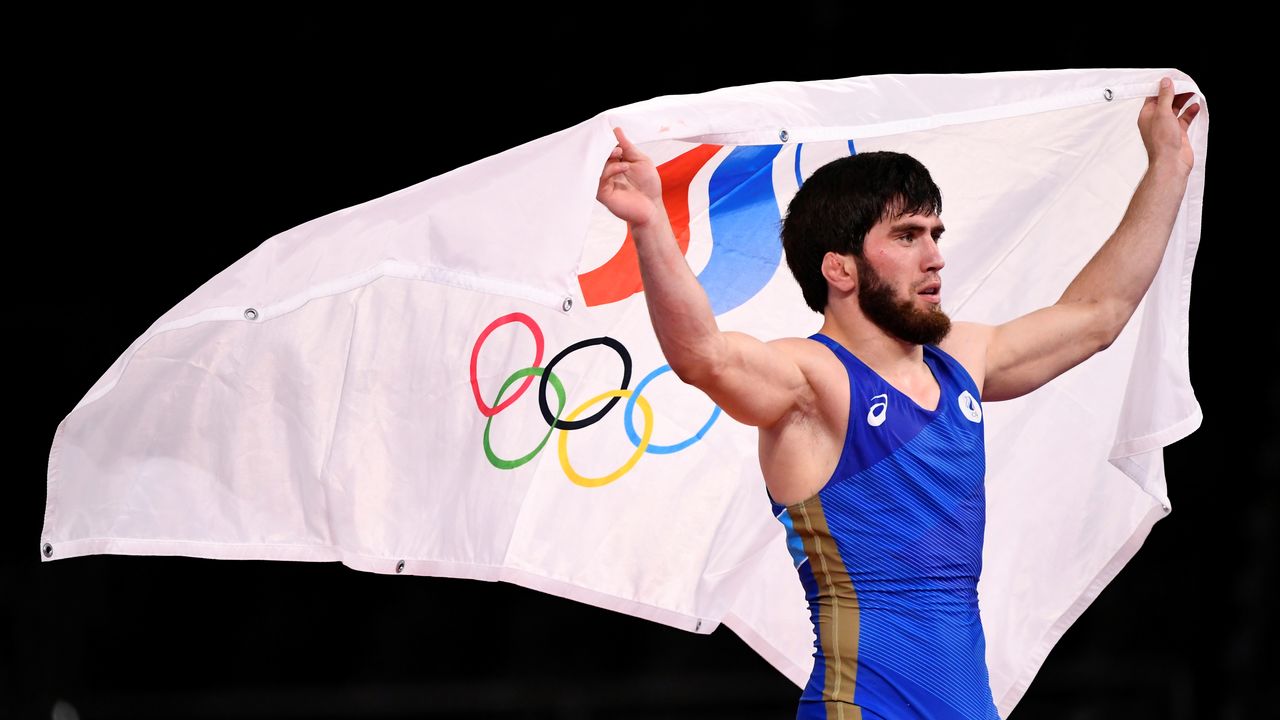 الروسي زافور أوجوف يحتفل بالفوز بذهبية وزن الديك في المصارعة الحرة في ألعاب طوكيو يوم الخميس. صورة لرويترز.