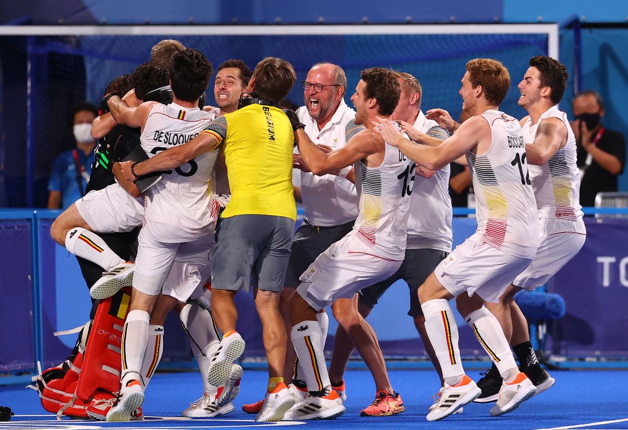 لاعبو منتخب بلجيكا يحتفلون بالفوز بذهبية مسابقة الهوكي للرجال في ألعاب طوكيو يوم الخميس. صورة لرويترز.
