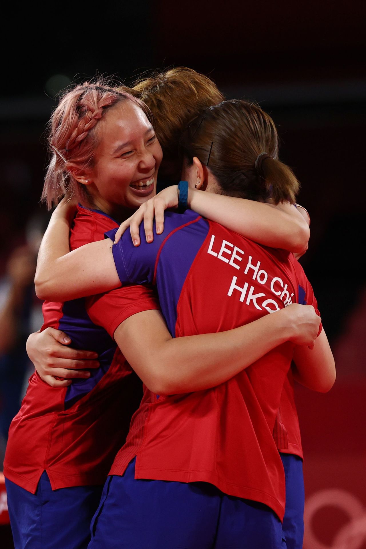 فريق هونج كونج يحتفل بالفوز ببرونزية فرق السيدات في تنس الطاولة بأولمبياد طوكيو لهونج كونج يوم الخميس بعد الفوز 3-1 على ألمانيا.