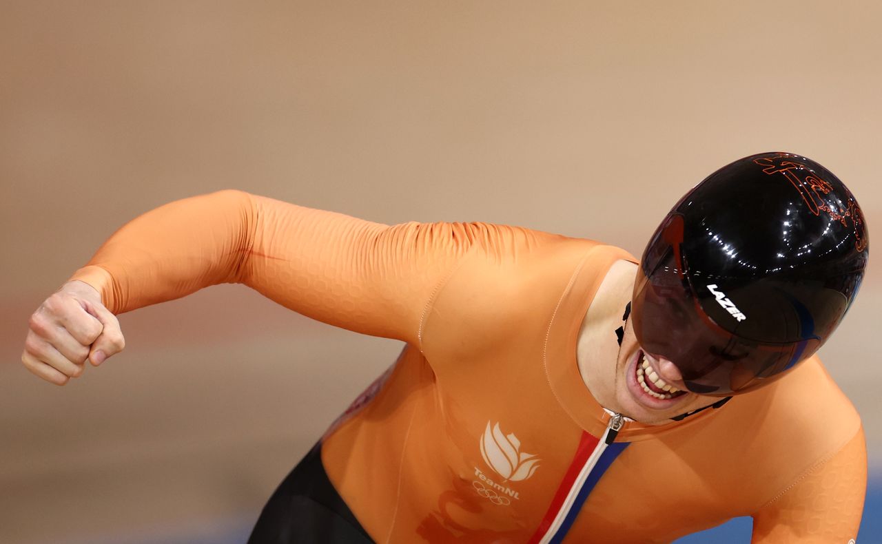 الهولندي هاري لافريسين يحتفل بالفوز بذهبية سباق السرعة للرجال في منافسات الدراجات على المضمار في أولمبياد طوكيو يوم الجمعة. تصوير: كريستيان هارتمان - رويترز.
