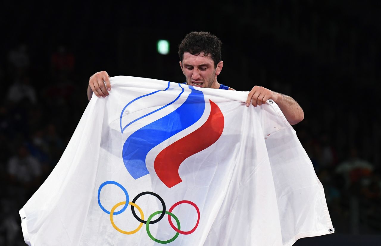 الروسي زاوربيك سيداكوف يحتفل بفوزه بذهبية وزن الوسط للرجال في منافسات المصارعة الحرة في أولمبياد طوكيو يوم الجمعة. صورة لرويترز.